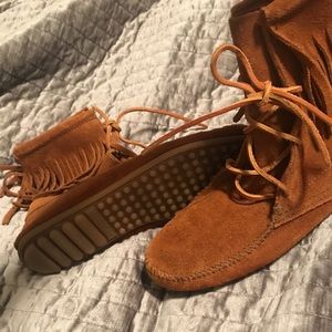 Almost brand new Minnetonka hi top moccasins 9